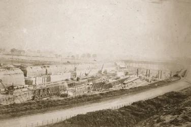 Bau der Latchford-Schleusen, Ansicht vom Damm